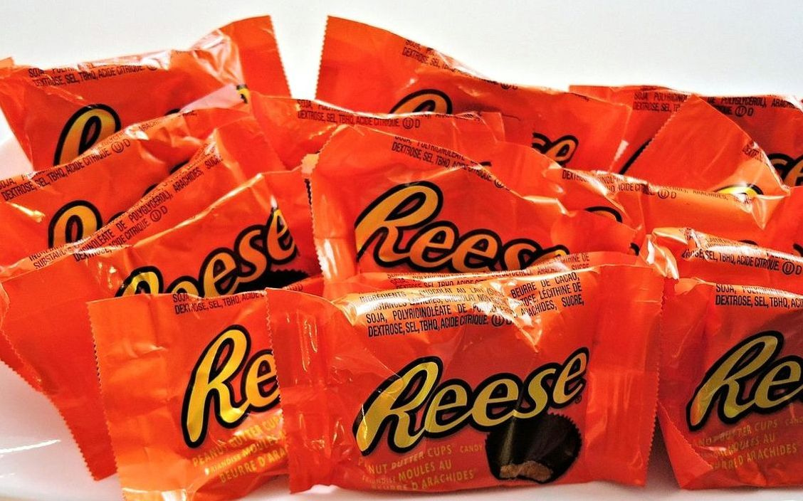 Un bombón de chocolate y canela humeante en un plato